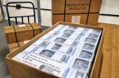 Eine Box mit Kopien der geplanten Ersatzwährung im Bundesbank Bunker in Cochem