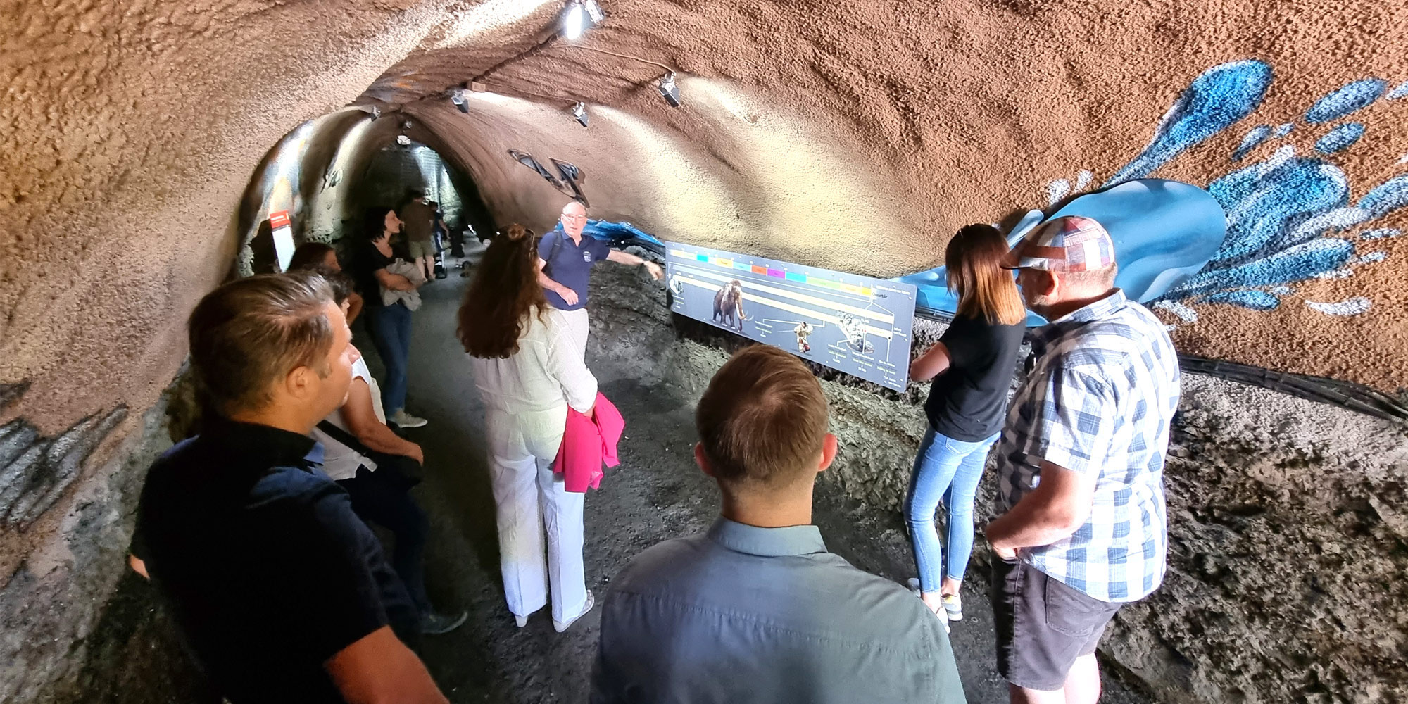 Die Mitglieder des Tourismusclusters im neuen Ulmener Maar-Stollen