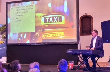 Marcus Smola bei einer Gesangseinlage beim Jahresempfang Wirtschaft und Tourismus 2023 in Cochem