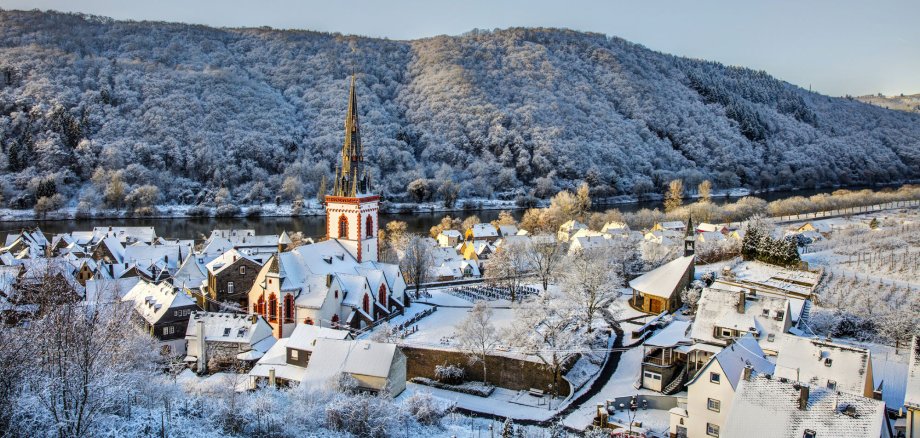 Ediger-Eller in der Winterlandschaft des Moseltals in Cochem-Zell