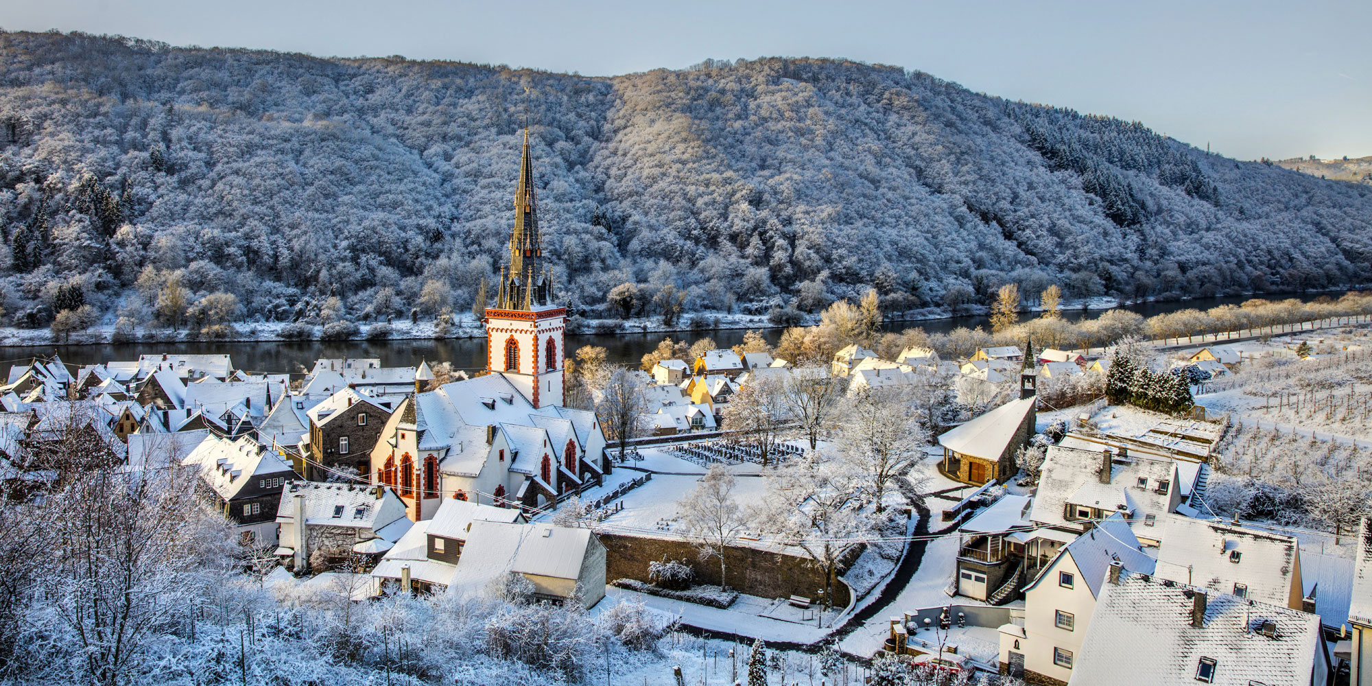 Ediger-Eller in der Winterlandschaft des Moseltals in Cochem-Zell