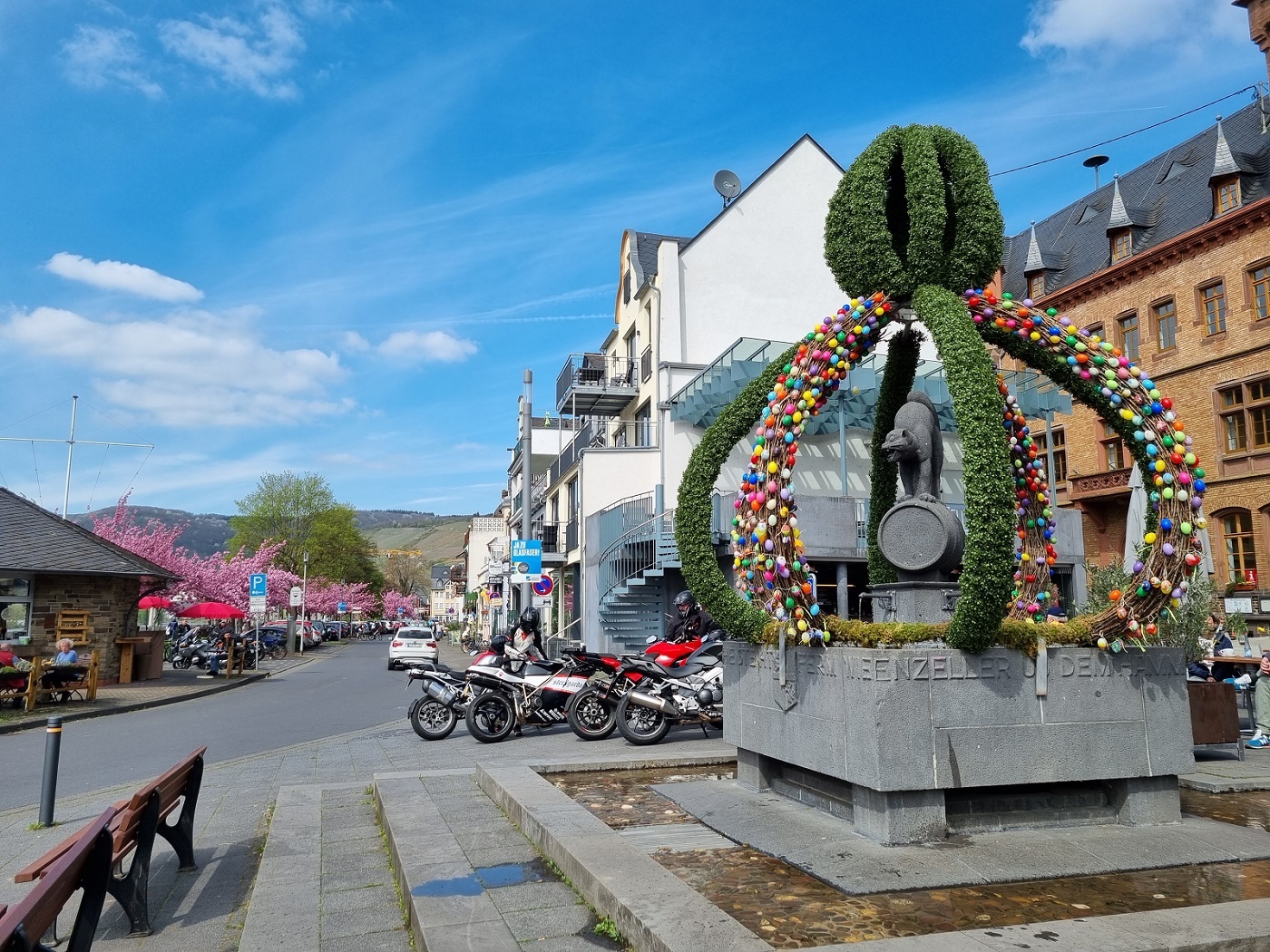 Zell Mosel, Osterkranz am Schwarze-Katz-Brunnen