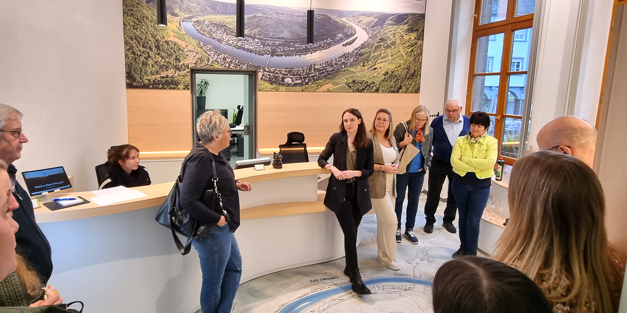 Die Mitglieder des Tourismusclusters bei der Führung durch die Zeller Land Tourist-Information