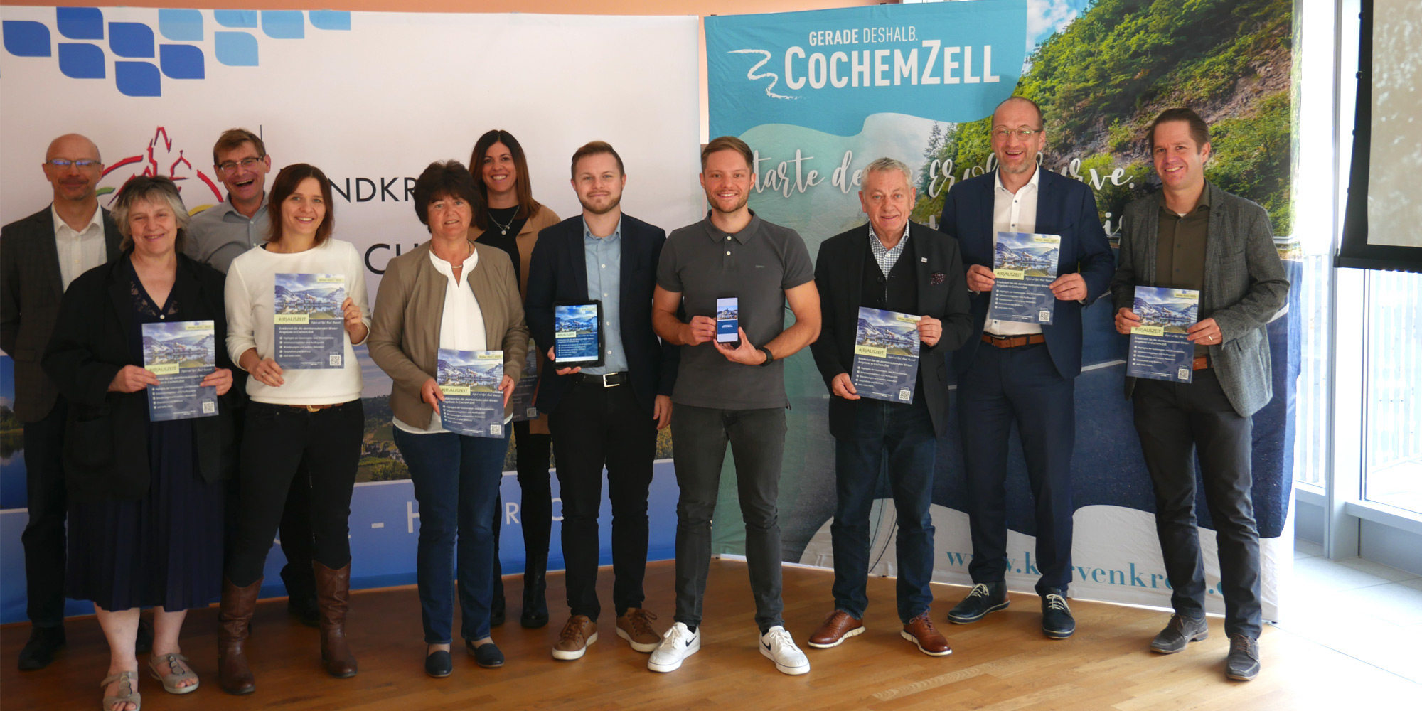 Gruppenfoto mit einigen Akteuren des Tourismusclusters bei der Vorstellung des neuen Winterprogramms